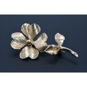 Giovanni Vintage Floral Brooch Gold Tone Flower Pin Signed 2 Inch